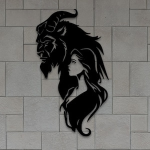 Puede incluir: Arte mural de metal negro que representa las siluetas de una bestia y una mujer, probablemente de un cuento de hadas. La obra de arte está montada en una pared de ladrillos gris claro, con follaje verde en la parte inferior. Opciones de tipo de archivo debajo.