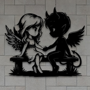 Könnte beinhalten: Schwarze Metall-Wandkunst, die einen Engel und einen Teufel zeigt, die auf einer Bank sitzen und sich an den Händen halten. Der Engel hat Flügel und trägt ein Kleid. Der Teufel hat Hörner, einen Schwanz und Flügel. Das Kunstwerk ist an einer hellgrauen Backsteinmauer befestigt.