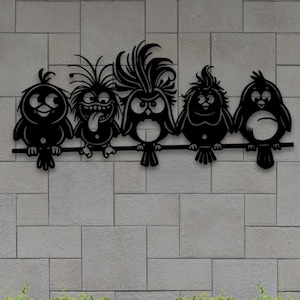 Könnte beinhalten: Schwarze Metall-Wandkunst mit fünf stilisierten Vögeln auf einem Ast. Jeder Vogel hat einen einzigartigen Ausdruck und unterschiedliche Federdetails. Das Kunstwerk ist vor einer hellgrauen Backsteinmauer angebracht.