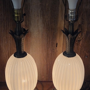 Puede incluir: Una taza de cerámica blanca con un asa negra y el texto "But First, Coffee" en negro y negrita. La taza está sobre una superficie de madera. La taza mide aproximadamente 10 cm de alto.