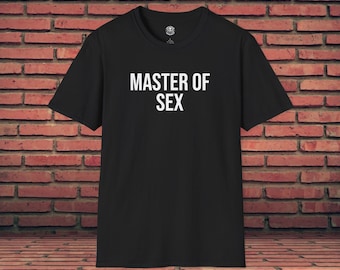 Könnte beinhalten: Schwarzes T-Shirt mit dem weißen Text "MASTER OF SEX" auf der Brust. Das Shirt hat einen Rundhalsausschnitt und kurze Ärmel. Der Hintergrund ist eine Backsteinmauer.