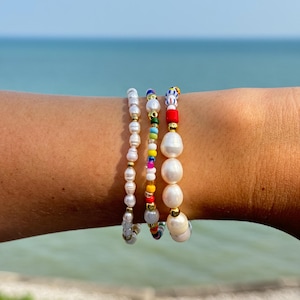 perle d'eau douce avec confettis de rocailles colorés