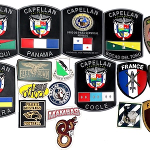 Könnte beinhalten: Sammlung gestickter Aufnäher und Aufkleber. Aufnäher mit dem Wort "CAPELLAN" und verschiedenen Flaggen und Emblemen, darunter Panama und Frankreich. Aufkleber zeigen Sportteamlogos und andere Designs.