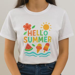 Puede incluir: Camiseta blanca con un diseño colorido de "Hello Summer". El diseño incluye una flor, sol, sandía, helado y polo. La camiseta está hecha de un material suave, ideal para el verano.