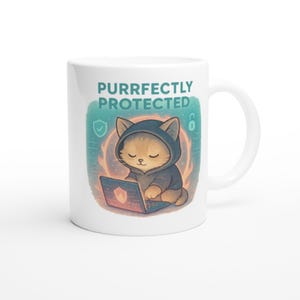 Puede incluir: Taza de cerámica blanca con un gato de dibujos animados que lleva una sudadera con capucha y trabaja en un portátil. La taza tiene el texto "PURRFECTLY PROTECTED" en color turquesa. El gato está rodeado de un gráfico turquesa y naranja.