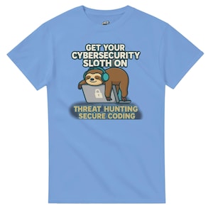 Peut inclure: T-shirt bleu clair avec un dessin d'un paresseux de dessin animé portant un casque et se reposant sur un ordinateur portable. Le texte sur le t-shirt se lit "GET YOUR CYBERSECURITY SLOTH ON" et "THREAT HUNTING SECURE CODING."