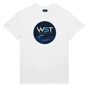 Peut inclure: Un t-shirt blanc à manches courtes avec un motif circulaire sur la poitrine. Le graphique contient le texte WST et WET & SEA TECH en blanc et bleu clair au-dessus d'une vague numérique bleue stylisée sur un fond circulaire bleu marine.