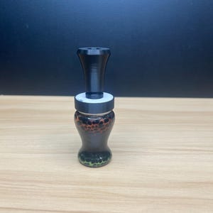 Puede incluir: Un juego de tres tazas de cerámica con un acabado mate moteado. Las tazas son de color crema, gris claro y gris oscuro. Cada taza tiene un diseño simple y minimalista y un asa redondeada.