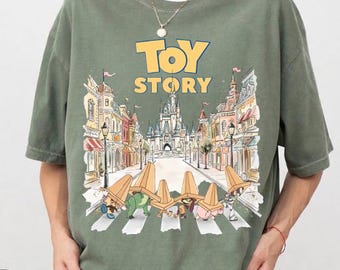 Camiseta Comfort Colors® Toys Crossing, Camiseta de personajes de Toy Story, Camiseta de Buzz Lightyear, Woody y Slinky, Camisetas para viajes familiares a Disney Magic Kingdom