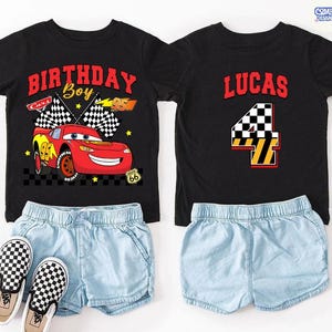 K&ouml;nnte beinhalten: Schwarze T-Shirts mit Cars-Motiv, mit Lightning McQueen und den Texten "BIRTHDAY BOY" und "LUCAS 4". Kombiniert mit hellblauen Jeansshorts und schwarz-wei&szlig; karierten Slip-On-Schuhen. Ein lustiges Geburtstagsoutfit.