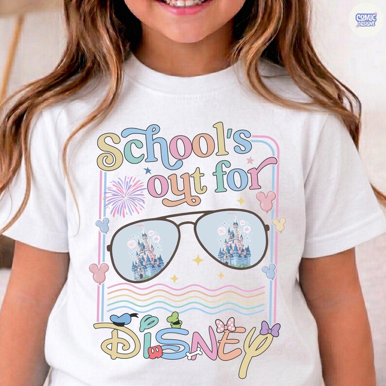 Może przedstawiać: Biała koszulka z kolorową grafiką z napisem "School's out for Disney". Projekt zawiera okulary przeciwsłoneczne odbijające zamek, fajerwerki i ikony Myszki Miki. Zabawny, kolorowy design.