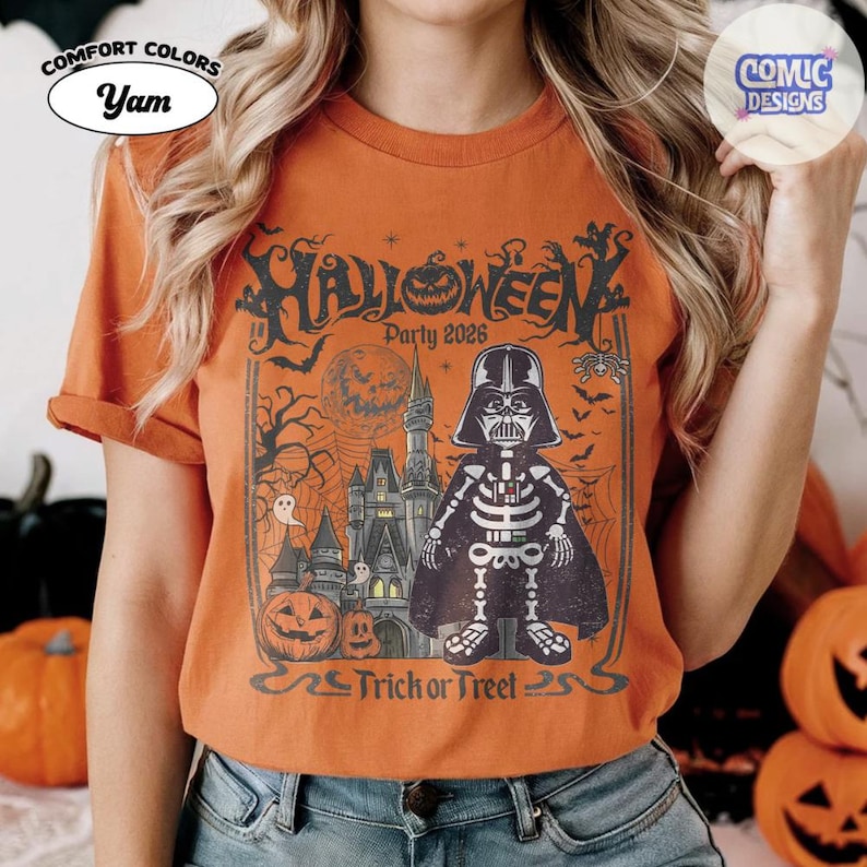 Puede incluir: Una camiseta naranja con un estampado gr&aacute;fico de un esqueleto vestido como un personaje oscuro con armadura frente a un castillo. El dise&ntilde;o incluye una luna llena, murci&eacute;lagos, fantasmas, calabazas y el texto "HALLOWEEN Party 2026" y "Trick or Treet".