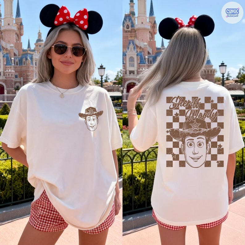 Puede incluir: Camiseta de color crema con un gr&aacute;fico del Sheriff Woody en la parte delantera y trasera. El dise&ntilde;o trasero incluye el texto "Sheriff Woody" sobre un patr&oacute;n de cuadros marrones y blancos. La camiseta se combina con pantalones cortos a cuadros rojos y blancos.