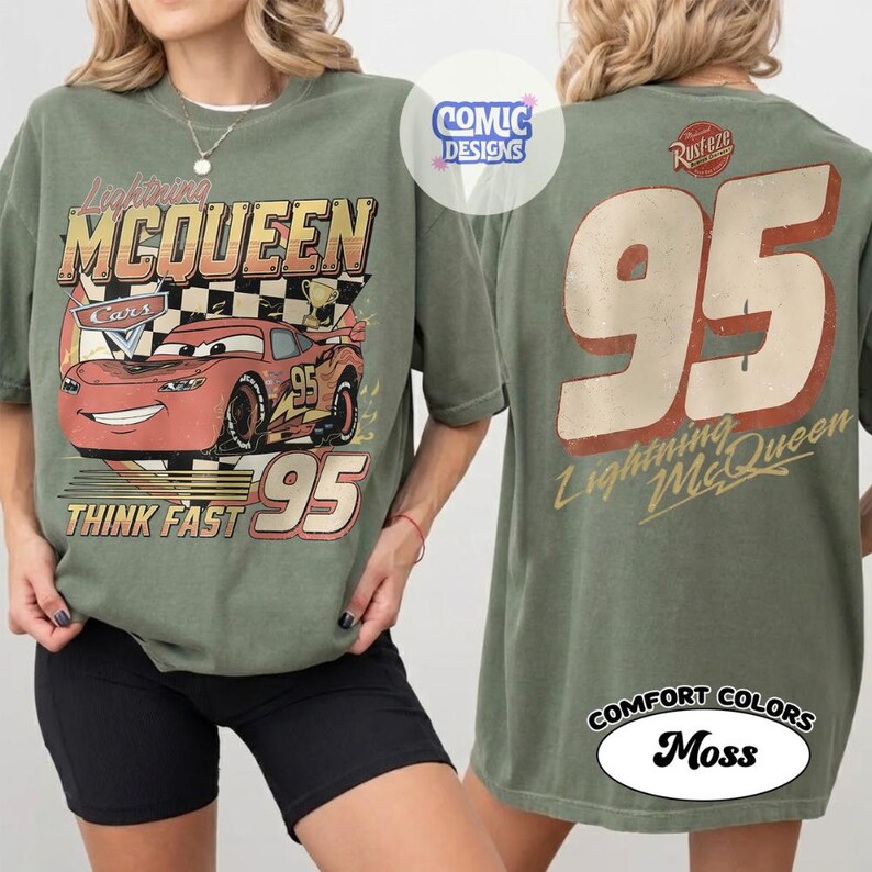 Peut inclure: T-shirt vert olive avec Lightning McQueen du film Cars. Le devant affiche "Lightning McQueen", "Cars", "95" et "Think Fast". Le dos montre un grand "95" et "Lightning McQueen". Le t-shirt est &eacute;tiquet&eacute; "Comfort Colors Moss".