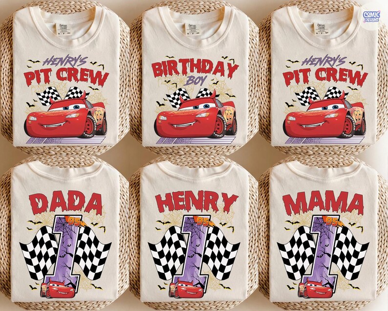 Puede incluir: Seis camisetas de color blanco roto con estampados gr&aacute;ficos en rojo y negro. Los dise&ntilde;os incluyen un coche de carreras rojo, banderas a cuadros, telara&ntilde;as y murci&eacute;lagos. El texto incluye Henry's Pit Crew, Birthday Boy, Dada, Henry, Mama y el n&uacute;mero uno.