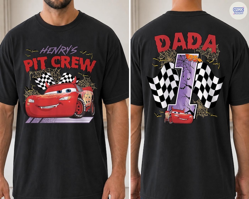 Puede incluir: Una camiseta negra con un gr&aacute;fico de coche de carreras rojo en la parte delantera con el texto "HENRY'S PIT CREW" y detalles de telara&ntilde;as. La parte trasera muestra un n&uacute;mero uno grande, el texto "DADA", banderas a cuadros y un coche rojo.