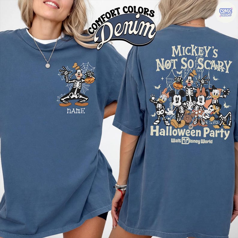 Puede incluir: Camiseta azul denim con dise&ntilde;o de Halloween. La parte delantera muestra un Goofy esqueleto de dibujos animados con una calabaza y la palabra "NAME". La parte trasera presenta a Mickey Mouse y sus amigos como esqueletos, con el texto "Mickey's Not So Scary Halloween Party".