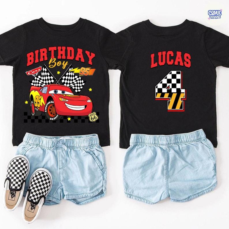 K&ouml;nnte beinhalten: Schwarze T-Shirts mit Cars-Motiv, mit Lightning McQueen und den Texten "BIRTHDAY BOY" und "LUCAS 4". Kombiniert mit hellblauen Jeansshorts und schwarz-wei&szlig; karierten Slip-On-Schuhen. Ein lustiges Geburtstagsoutfit.