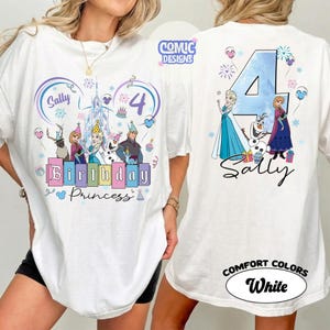 K&ouml;nnte beinhalten: Wei&szlig;es T-Shirt mit einem farbenfrohen Frozen-Motiv, einschlie&szlig;lich Figuren und dem Text "Sally Birthday Princess" und der Zahl "4". Auf der R&uuml;ckseite sind die Zahl "4" und der Name "Sally" abgebildet.