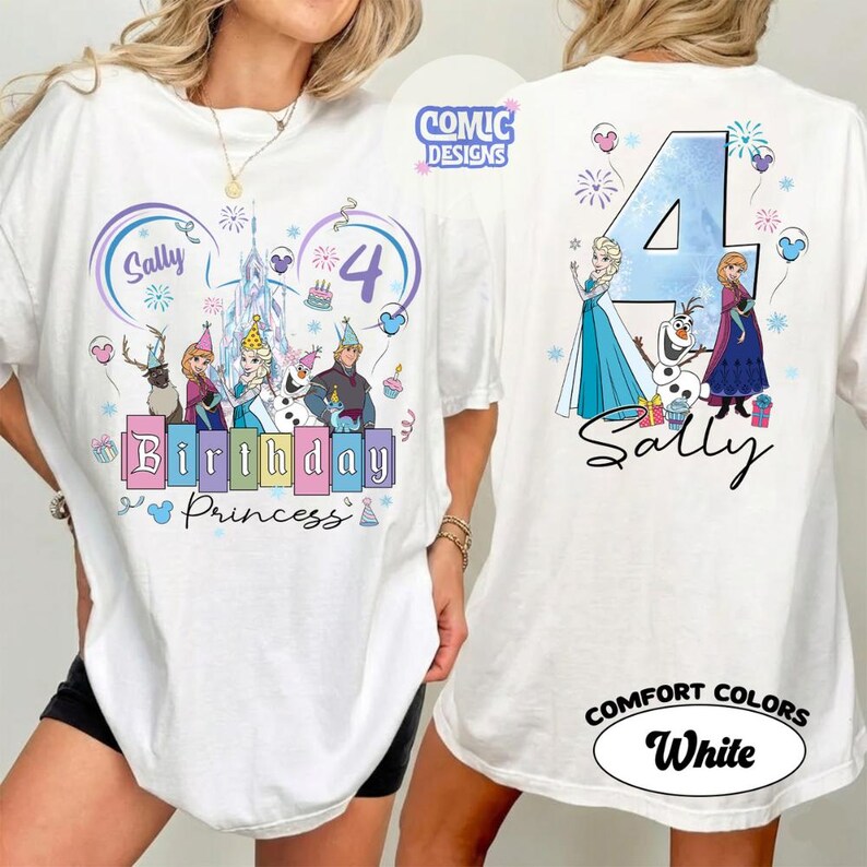 K&ouml;nnte beinhalten: Wei&szlig;es T-Shirt mit einem farbenfrohen Frozen-Motiv, einschlie&szlig;lich Figuren und dem Text "Sally Birthday Princess" und der Zahl "4". Auf der R&uuml;ckseite sind die Zahl "4" und der Name "Sally" abgebildet.