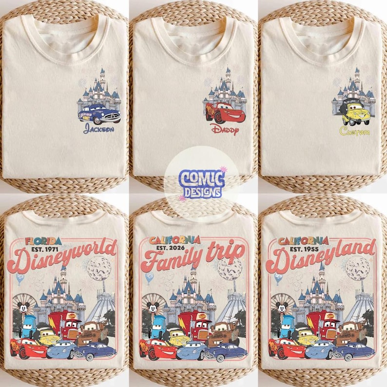 K&ouml;nnte beinhalten: Cremefarbene T-Shirts mit verschiedenen Designs. Einige zeigen ein Schloss und Zeichentrickautos mit Namen wie "Jackson", "Daddy" und "Carson". Andere zeigen Grafiken von "Florida Disneyworld" und "California Family trip".