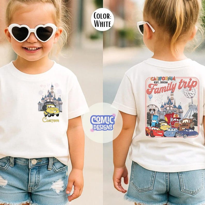 K&ouml;nnte beinhalten: Wei&szlig;es T-Shirt mit einer bunten Grafik eines gelben Autos vor einem Schloss. Auf der R&uuml;ckseite des Shirts befindet sich ein Design mit dem Text "California Family Trip Est. 2024" und Cartoon-Autos. Das Shirt wird von einem Kind getragen.