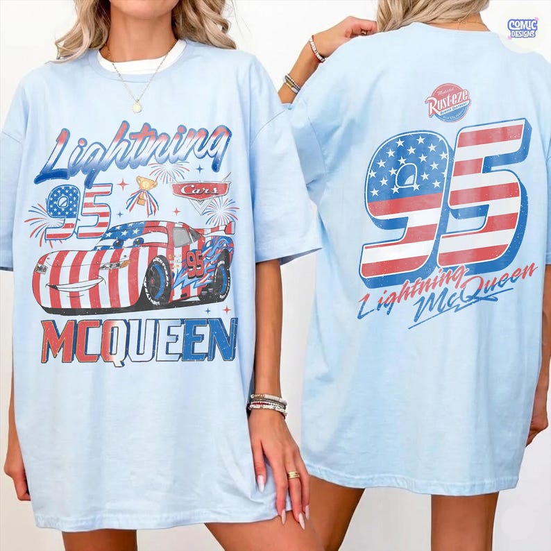Puede incluir: Camiseta azul claro con un dise&ntilde;o de Rayo McQueen de la pel&iacute;cula Cars. El dise&ntilde;o frontal incluye "Lightning 95 McQueen" con un dise&ntilde;o de coche patri&oacute;tico. La parte trasera muestra "95" con una bandera americana y "Lightning McQueen".