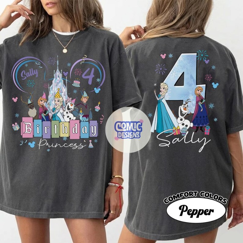 K&ouml;nnte beinhalten: Dunkelgraues T-Shirt mit einem farbenfrohen "Birthday Princess" Design mit Disney-Figuren und dem Namen "Sally". Auf der R&uuml;ckseite ist eine gro&szlig;e "4" mit Elsa und Anna und dem Namen "Sally" zu sehen.
