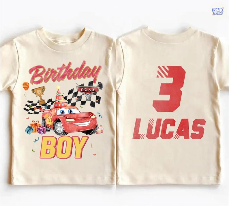 Puede incluir: Camiseta color crema con tem&aacute;tica de cumplea&ntilde;os. La parte delantera muestra la palabra "Birthday" en rosa, un coche de dibujos animados y la palabra "BOY" en amarillo. La parte trasera muestra el n&uacute;mero "3" y el nombre "LUCAS" en rojo.