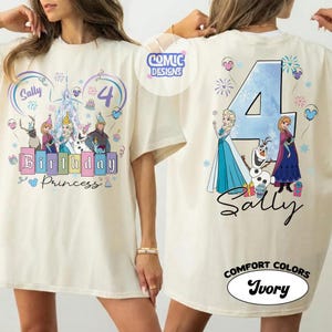 K&ouml;nnte beinhalten: Elfenbeinfarbenes T-Shirt mit Geburtstagsdesign, dem Text "Birthday Princess" und dem Namen "Sally". Die Vorderseite zeigt Disney-Figuren. Die R&uuml;ckseite hat die Zahl "4" und weitere Disney-Figuren. Das Shirt ist mit "Comfort Colors Ivory" gekennzeichnet.