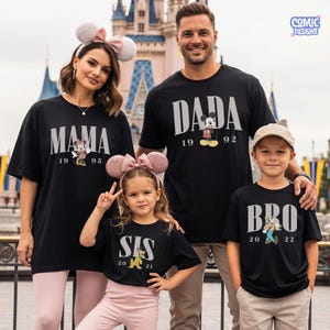 K&ouml;nnte beinhalten: Eine vierk&ouml;pfige Familie tr&auml;gt passende schwarze T-Shirts mit Disney-Motiven. Auf den Shirts steht "MAMA", "DADA", "SIS" und "BRO", jeweils mit einer Charaktergrafik und dem Jahr. Die Familie posiert vor einem Schloss.