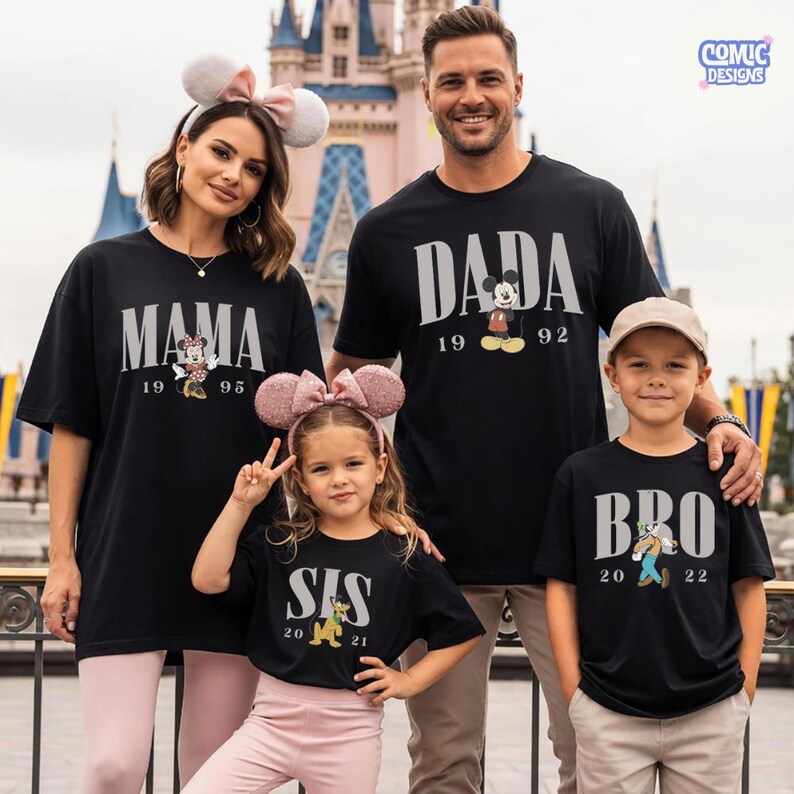 K&ouml;nnte beinhalten: Eine vierk&ouml;pfige Familie tr&auml;gt passende schwarze T-Shirts mit Disney-Motiven. Auf den Shirts steht "MAMA", "DADA", "SIS" und "BRO", jeweils mit einer Charaktergrafik und dem Jahr. Die Familie posiert vor einem Schloss.
