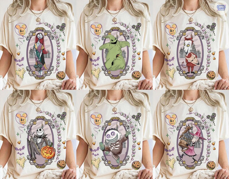 Puede incluir: Una camiseta de color crema con un marco ovalado central que contiene varios personajes de Pesadilla antes de Navidad, rodeado de iconos de Halloween como fantasmas, murci&eacute;lagos, calabazas y ma&iacute;z dulce, con el texto "COCOA GOOGLE GACHA".