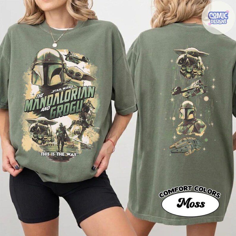 Puede incluir: Camiseta verde oliva con un dise&ntilde;o de Star Wars de The Mandalorian y Grogu. La parte delantera muestra el texto "The Mandalorian and Grogu" y "This is the Way". La parte trasera tiene ilustraciones de personajes y naves.