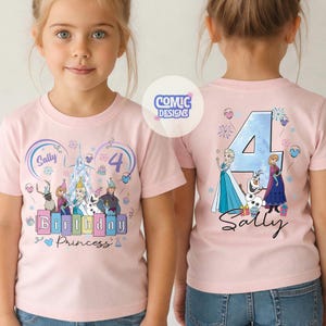 K&ouml;nnte beinhalten: Hellrosa T-Shirt mit farbenfroher Grafik von Zeichentrickfiguren. Auf der Vorderseite des Shirts steht "Sally Birthday Princess" mit der Zahl 4. Auf der R&uuml;ckseite des Shirts stehen die Zahl 4 und der Name "Sally".