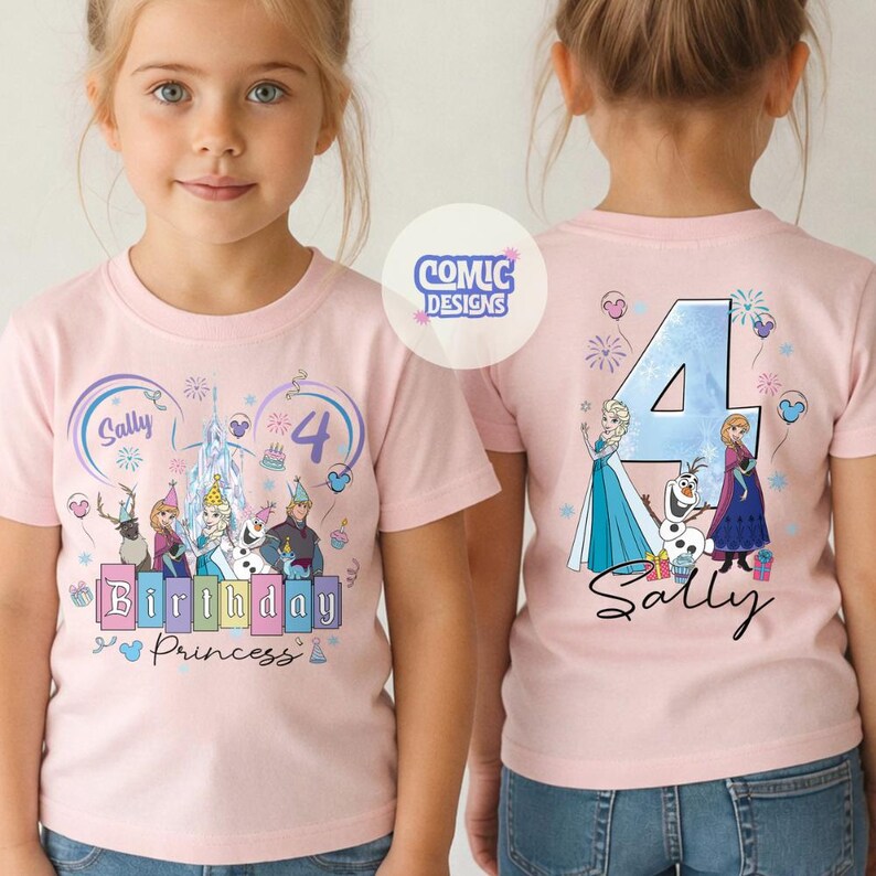 K&ouml;nnte beinhalten: Hellrosa T-Shirt mit farbenfroher Grafik von Zeichentrickfiguren. Auf der Vorderseite des Shirts steht "Sally Birthday Princess" mit der Zahl 4. Auf der R&uuml;ckseite des Shirts stehen die Zahl 4 und der Name "Sally".