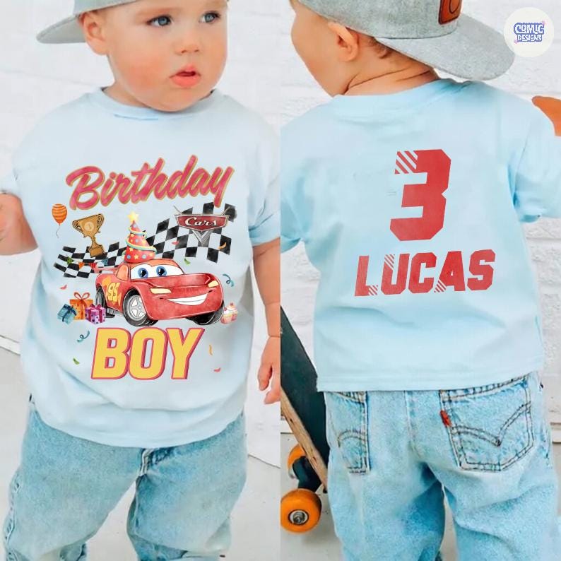 Puede incluir: Una camiseta azul claro con tem&aacute;tica de cumplea&ntilde;os. La parte delantera presenta un coche de carreras rojo, el texto "Birthday Boy" y otros gr&aacute;ficos. La parte trasera de la camiseta muestra el n&uacute;mero "3" y el nombre "LUCAS" en rojo.