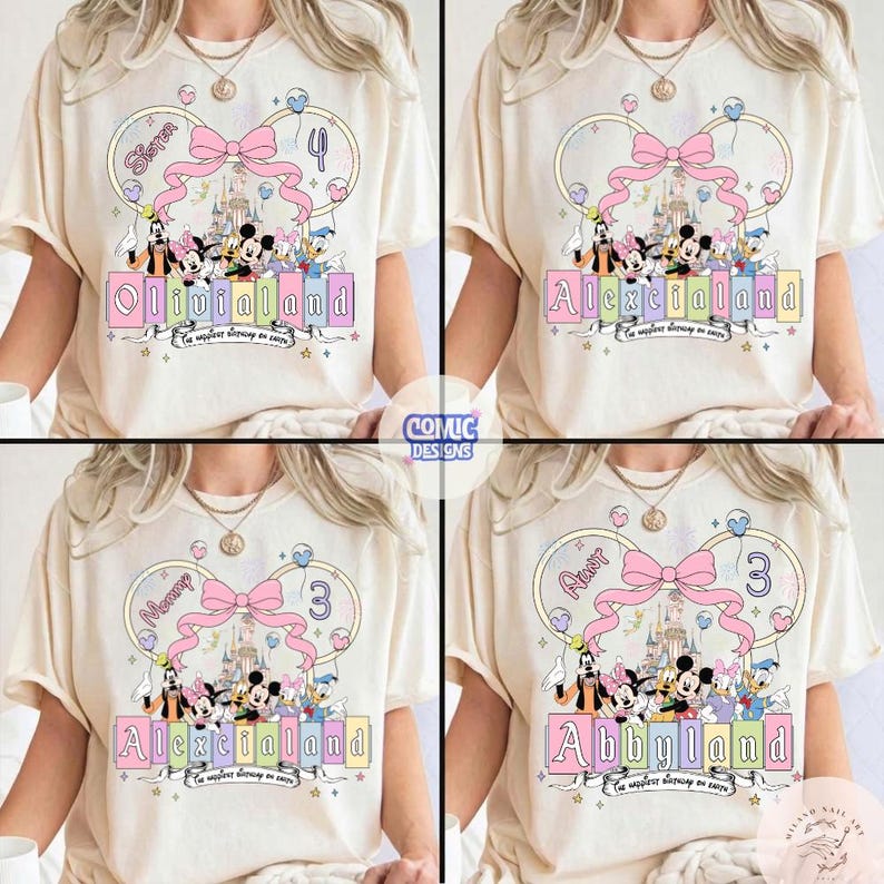 Op de afbeelding: Cr&egrave;mekleurige T-shirts met een Disney-thema verjaardagsontwerp. Elk shirt heeft een roze strik, een kasteel en Disney-figuren. De tekst op de shirts bevat namen en leeftijden, met de zin "De gelukkigste verjaardag op aarde."