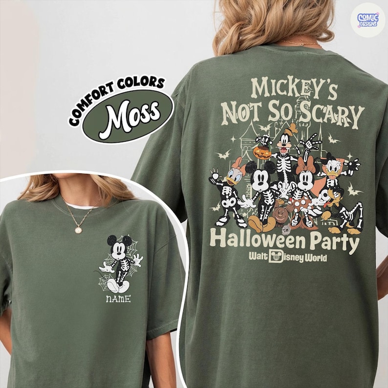 Puede incluir: Camiseta verde musgo con dise&ntilde;o de Halloween. La parte delantera muestra a Mickey Mouse esqueleto con una telara&ntilde;a, y la trasera presenta a Mickey y sus amigos con disfraces de esqueleto con el texto "Mickey's Not So Scary Halloween Party" y "Walt Disney World".