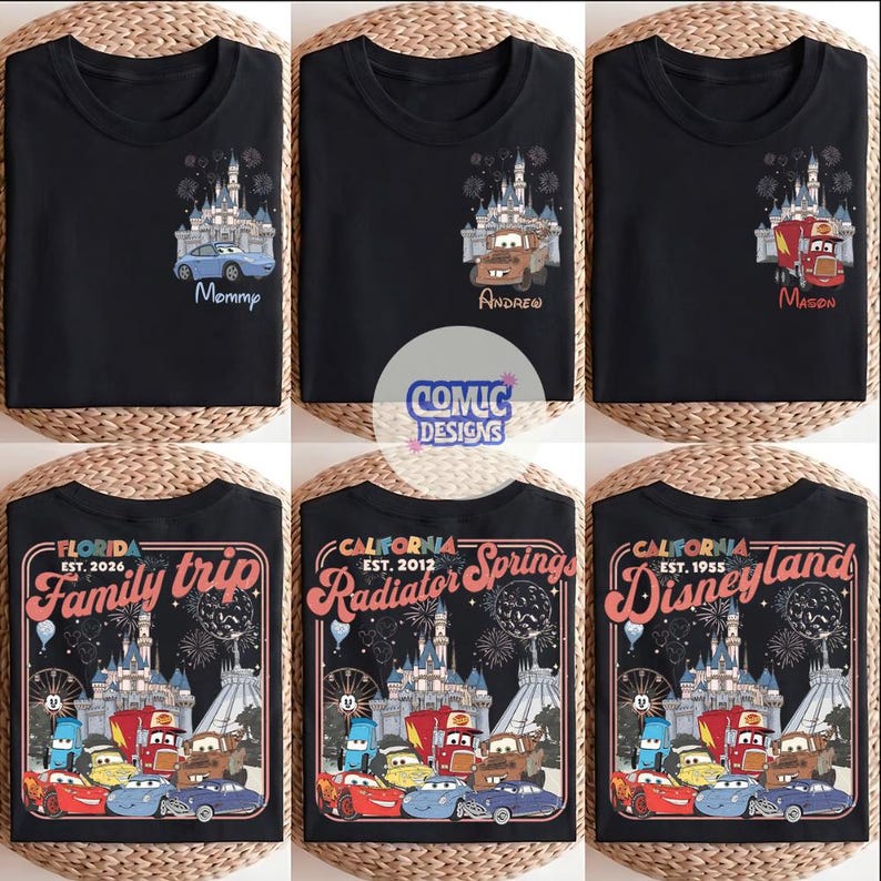 K&ouml;nnte beinhalten: Schwarze T-Shirts mit Designs von Disney's Cars-Charakteren und dem Cinderella-Schloss. Einige Shirts tragen Namen. Andere zeigen die Texte "FLORIDA Family trip", "CALIFORNIA Radiator Springs" und "Disneyland".