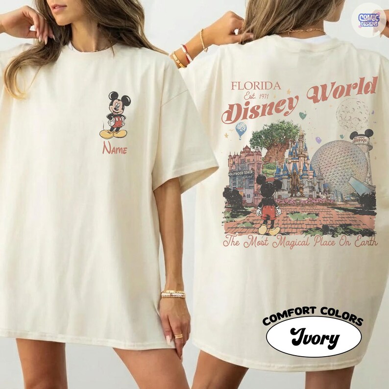K&ouml;nnte beinhalten: Elfenbeinfarbenes T-Shirt mit Mickey Mouse auf der Vorderseite und einem Disney World-Motiv auf der R&uuml;ckseite. Auf der Vorderseite steht das Wort "Name" unter Mickey. Auf der R&uuml;ckseite steht der Text "Florida Disney World" und "The Most Magical Place On Earth".