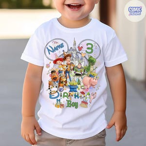 以下が含まれることがあります： 白いTシャツ。トイ・ストーリーのキャラクター、お城、そして「Name」と「3」の文字が描かれたカラフルなグラフィック。Tシャツには「Birthday Boy」の文字と、プレゼントとケーキの画像も含まれています。
