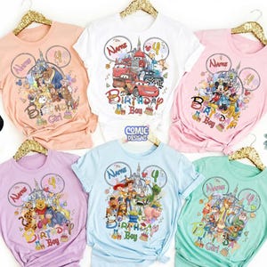 以下が含まれることがあります： 6色のディズニーキャラクターデザインのTシャツ。色はピーチ、白、ピンク、ラベンダー、水色、ティール。各シャツには、ミッキーマウスの耳のデザインと「Name」の文字と数字の「4」がプリントされています。誕生日用Tシャツです。