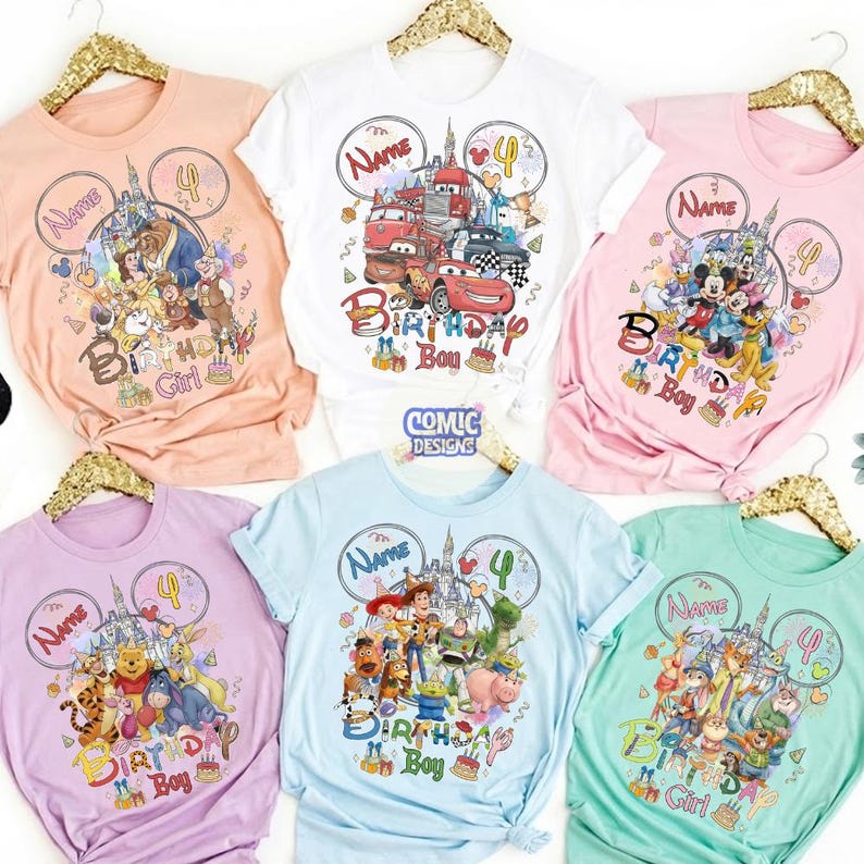 以下が含まれることがあります： 6色のディズニーキャラクターデザインのTシャツ。色はピーチ、白、ピンク、ラベンダー、水色、ティール。各シャツには、ミッキーマウスの耳のデザインと「Name」の文字と数字の「4」がプリントされています。誕生日用Tシャツです。