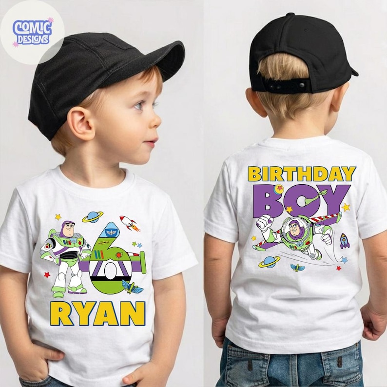 Puede incluir: Camiseta blanca con un dibujo animado de Buzz Lightyear y una nave espacial verde, con el nombre "RYAN" en amarillo. La parte trasera de la camiseta dice "BIRTHDAY BOY" con un dibujo de Buzz Lightyear volando.