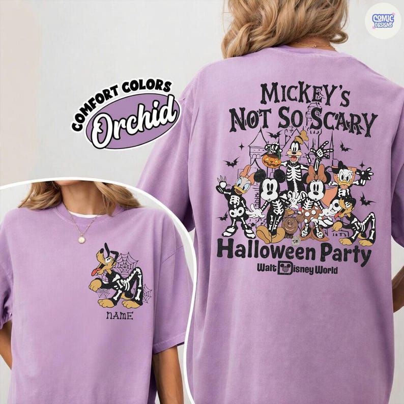 Puede incluir: Camiseta color orqu&iacute;dea con dise&ntilde;o de Halloween. La parte delantera muestra a Pluto con un disfraz de esqueleto y una telara&ntilde;a. La parte trasera tiene el texto "Mickey's Not So Scary Halloween Party" con personajes de Disney.