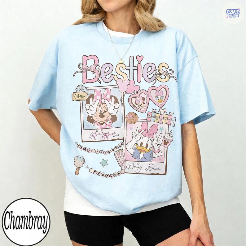 Puede incluir: Camiseta azul claro con la palabra "Besties" e im&aacute;genes de Minnie Mouse y Daisy Duck. La camiseta presenta corazones rosas, estrellas y las palabras "Minnie Mouse" y "Daisy Duck".
