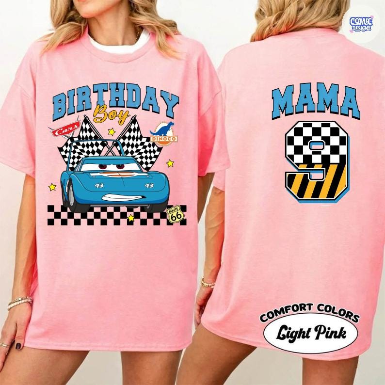 K&ouml;nnte beinhalten: Hellrosa T-Shirt mit einem blauen Rennwagen-Motiv und dem Text "BIRTHDAY BOY" auf der Vorderseite. Auf der R&uuml;ckseite des Shirts steht das Wort "MAMA" &uuml;ber einer Grafik der Zahl 9. Das Shirt tr&auml;gt auch den Text "COMFORT COLORS Light Pink".