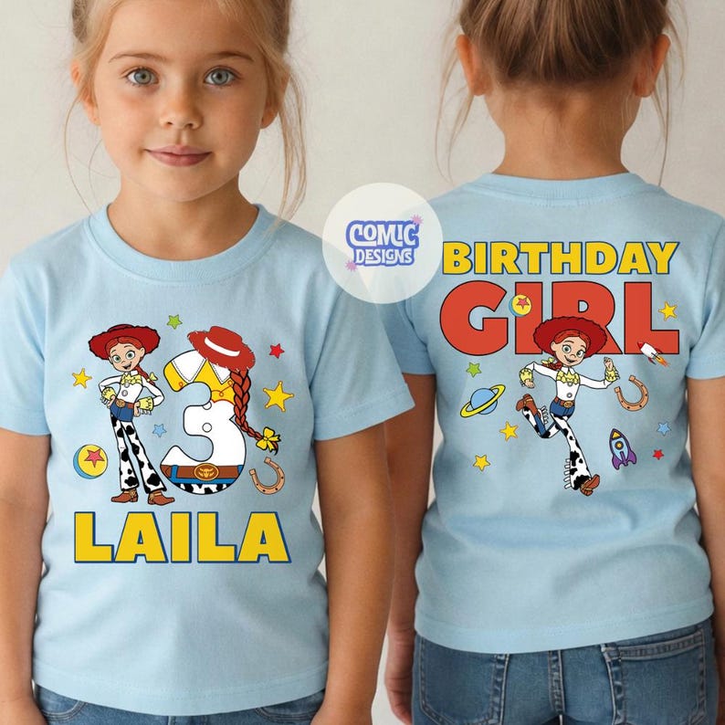 Puede incluir: Camisetas de color azul claro con un dibujo animado de una vaquera y los textos "LAILA" y "BIRTHDAY GIRL". La parte delantera de la camiseta tiene el n&uacute;mero 3. Las camisetas est&aacute;n decoradas con estrellas, una herradura y un cohete.