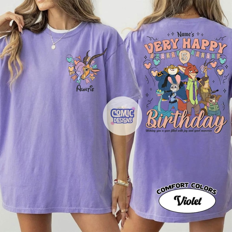Puede incluir: Camiseta violeta Comfort Colors con una gacela de dibujos animados y la palabra "Auntie" en la parte delantera. La parte trasera muestra "Very Happy Birthday" con personajes de dibujos animados y el texto "Wishing you a year filled with joy and great memories."